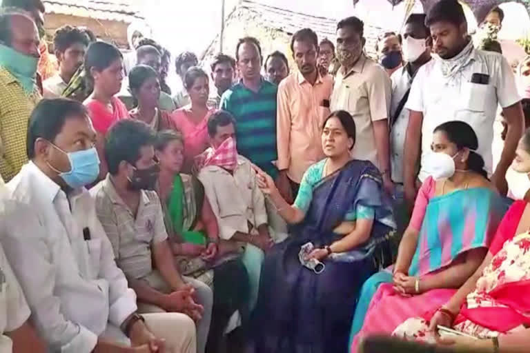 mp-maloth-kavitha-meets-boda-sunils-family