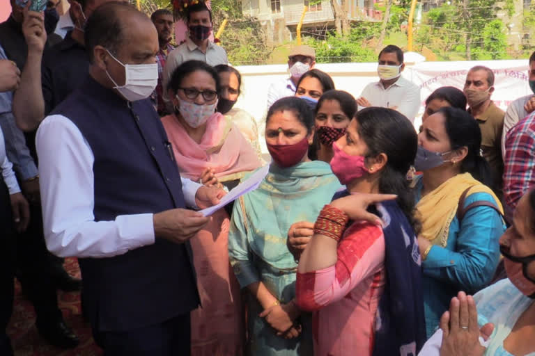 Anganwadi workers submitted memorandum to CM Jairam Thakur