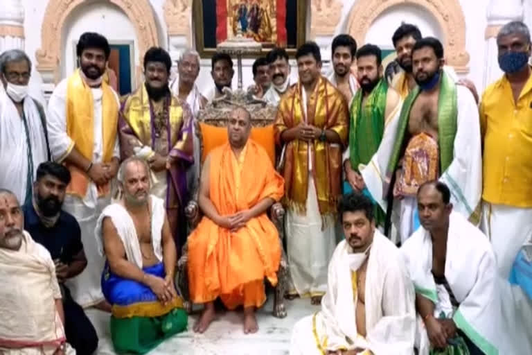 kannada actors visit mantralayam