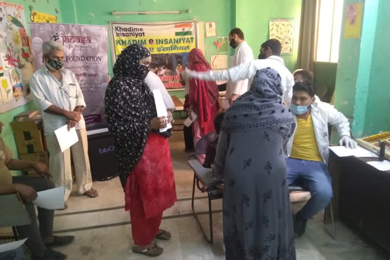 The Khadim Insaniyat  Foundation runs a free eye screening camp