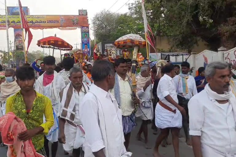 పాదయాత్రగా తరలివచ్చిన భక్తులు