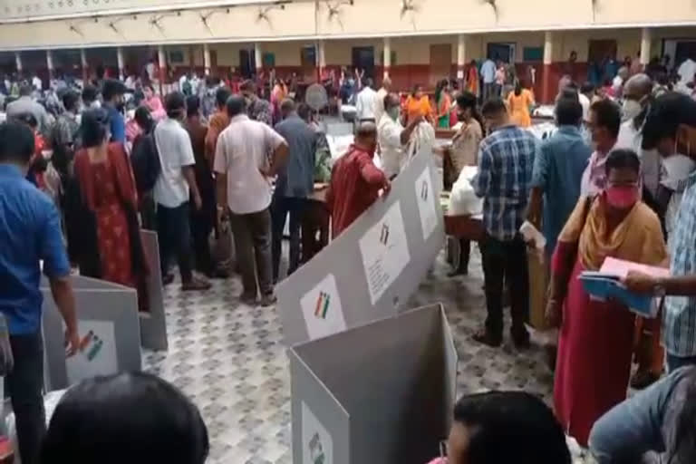 പോളിങ് സാമഗ്രികളുടെ വിതരണം ആരംഭിച്ചു  Distribution of polling materials started  polling equipments  പോളിങ് സാമഗ്രികൾ  നിയമസഭാ തെരഞ്ഞെടുപ്പ്  ഇലക്ട്രോണിക് വോട്ടിങ് യന്ത്രം