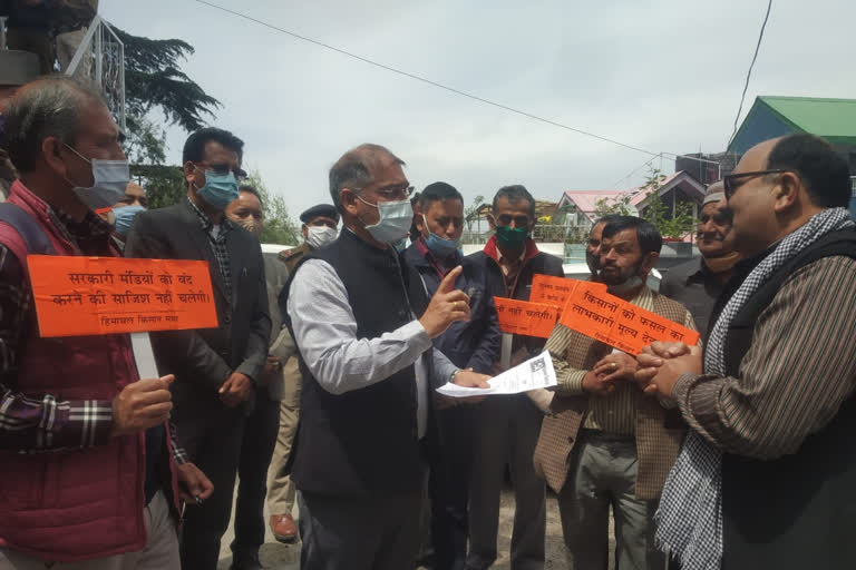 Memorandum to Himachal Kisan Sabha against three agricultural laws to the General Manager of Food Corporation of India