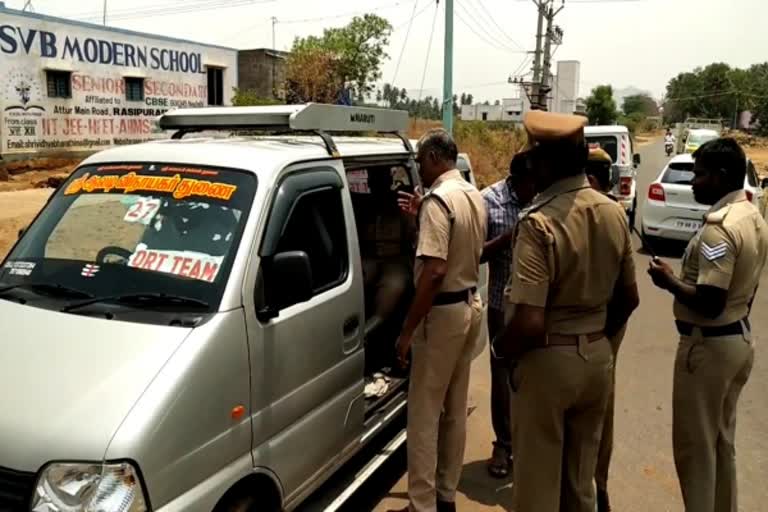 ஓட்டுக்கு பணம் கேட்டு சாலை மறியல் நடைபெற்ற பகுதிக்கு விரைந்த காவல் துறையினர்.