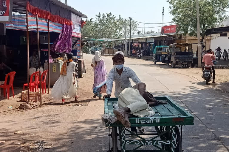 मरीज को हाथ ठेले पर लेकर अस्पताल पहुंचे युवा