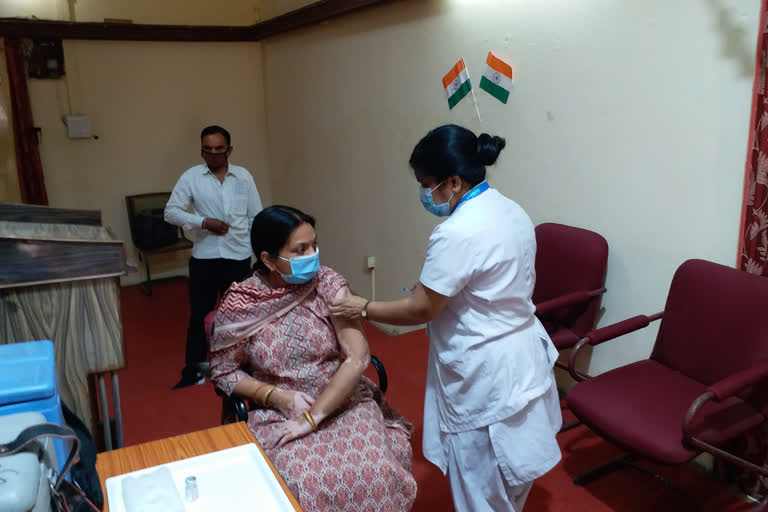 officials and employees of devi ahilya university got vaccinated