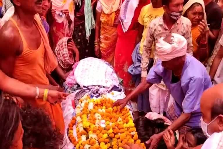 martyr-shravan-kashyap-was-cremated-with-state-honors-in-jagdalpur