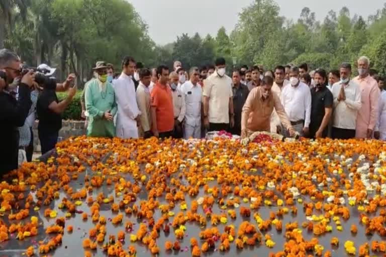 delhi-ajay-chautala-and-dushyant-chautala-garlanded-on-the-21st-death-anniversary-of-tau-devi-lal