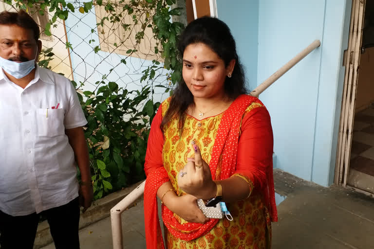 durai murugan grand daughter casted his vote in vellore