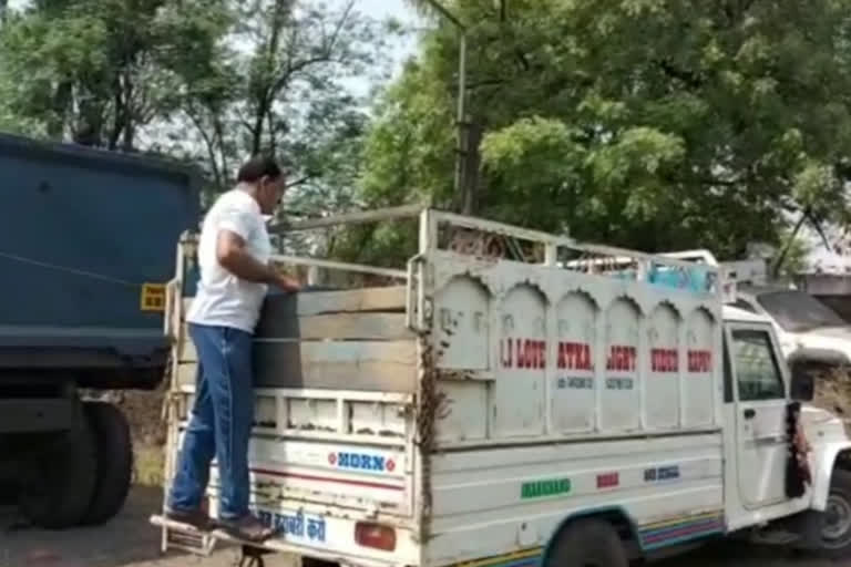 PDS's rice load vehicle seized near ekada bridge in Dhanbad