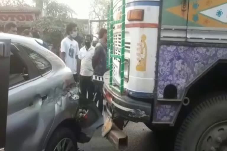 truck-collided-with-car-in-dhanbad