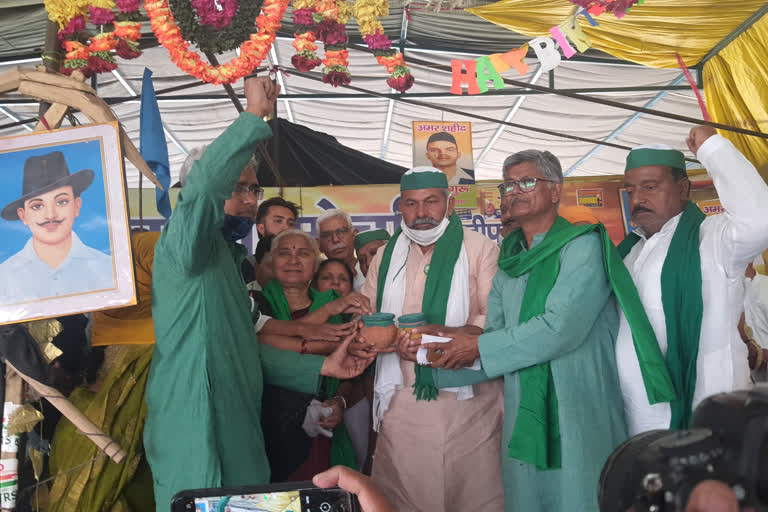 Medha Patkar reached Ghazipur border carrying soil of 2 thousand villages of 23 states