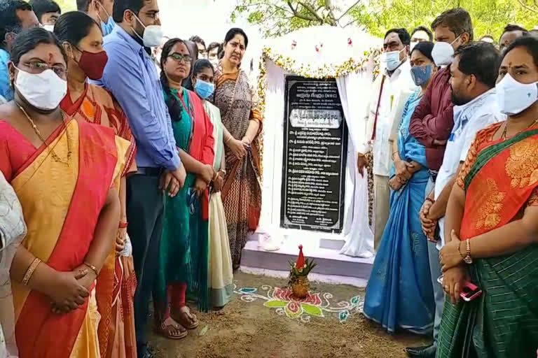 minister satyavathi rathod visit mulugu