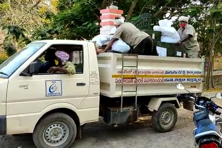 ఎన్నికల సామాగ్రిని తరలిస్తున్న దృశ్యం