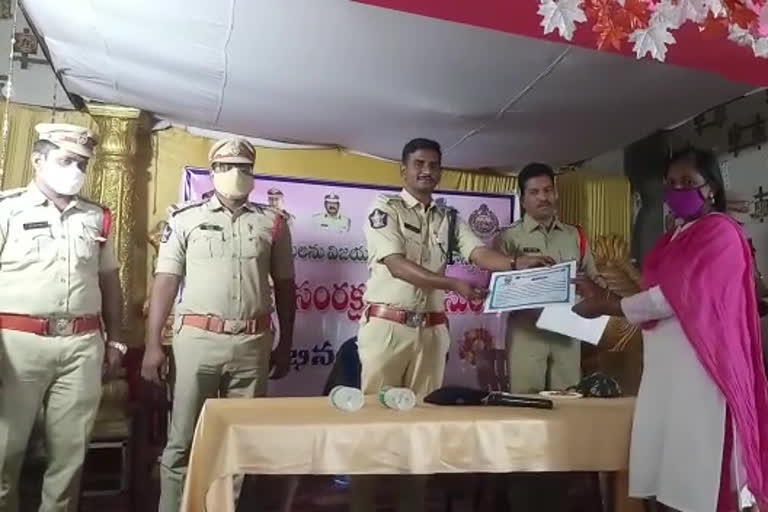 Appreciation Certificate give to woman samraksha police