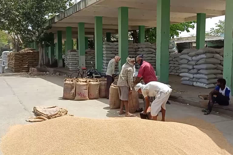 Farmers forced to sell their crops at a cheaper price than MSP