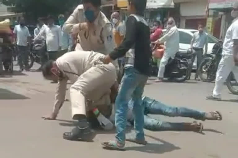 man beaten mercilessly by cops  man beaten for not wearing mask  auto driver beaten by policemen  Indore man beaten mercilessly by cops  Two Indore cops suspended for beating up auto driver  ഓട്ടോ ഡ്രൈവറെ മർദിച്ച പൊലീസുകാർക്ക് സസ്പെൻഷൻ  പൊലീസുകാർക്ക് സസ്പെൻഷൻ