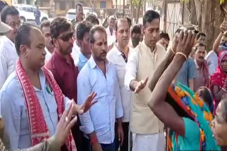 mla-irfan-ansari-arrives-in-jamtara-to-meet-protesting-dalit-family
