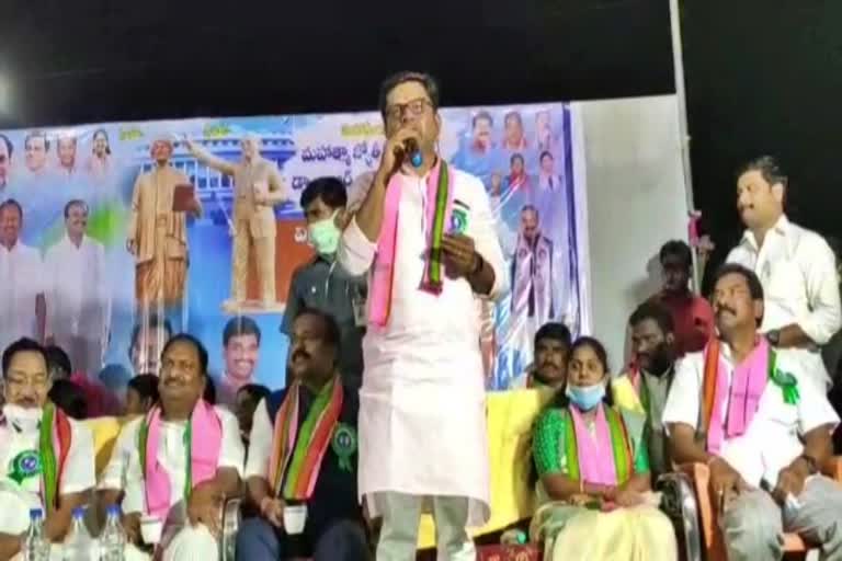 zp chairman putta madhu sensational comments on bandi sanjay at peddapalli district