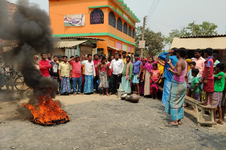 জলের সমস্যায় রাস্তা আটকে বিক্ষোভে গ্রামবাসী , সুরাহা না মিললে ভোট বয়কটের হুঁশিয়ারি