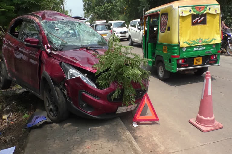 Car accident  Kalamassery  cochi  Eranakulam  കളമശ്ശേരി എച്ച്എംടി  Kerala election