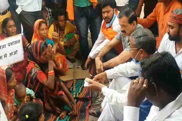 babulal-marandi-met-aggrieved-dalit-family-in-jamtara