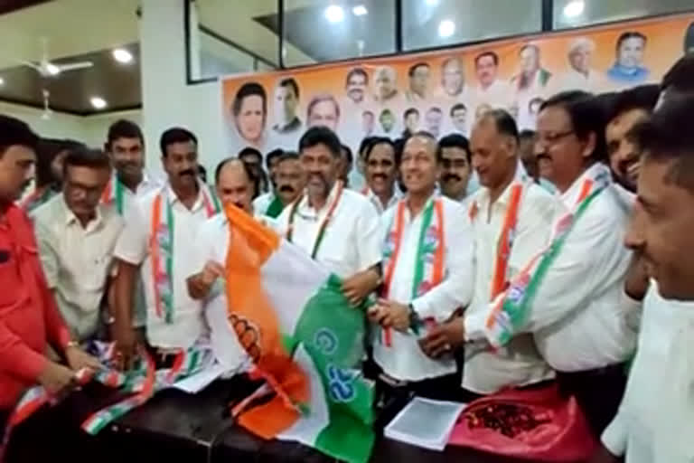 JDS Shimoga District President Manjunatha Gowda joins Congress