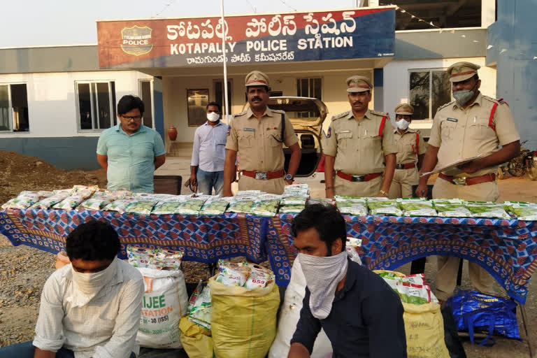 fake seeds caught police at Maharashtra boarder check post