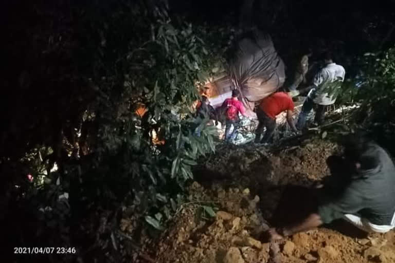 The lorry overturned in the Nadukani  വഴിക്കടവ് നാടുകാണി ചുരത്തിൽ ലോറി മറിഞ്ഞു  മലപ്പുറം  മലപ്പുറം വാർത്തകൾ  വഴിക്കടവ് നാടുകാണി ചുരത്തിൽ ലോറി മറിഞ്ഞു