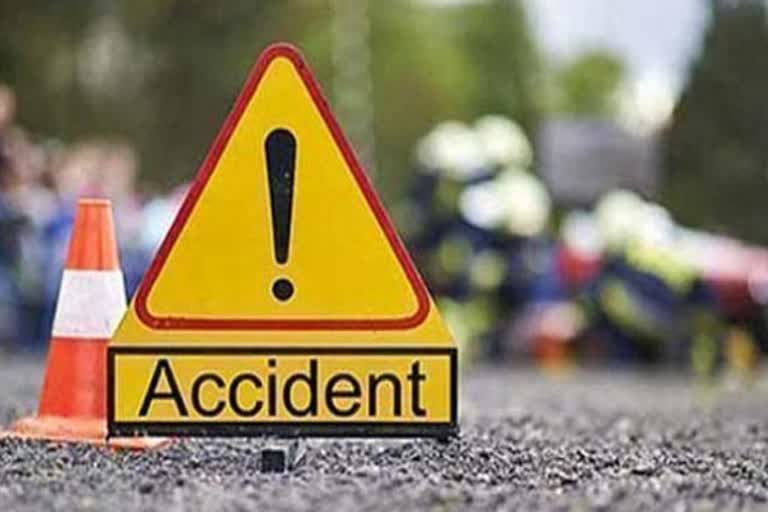 Truck and private bus collided, रतनगढ़ न्यूज