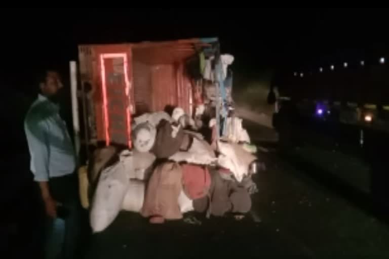 truck-overturns-on-sagar-damoh