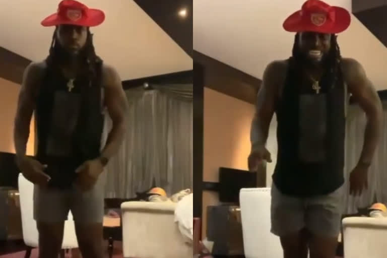 Chris Gayle performs Moon Walk