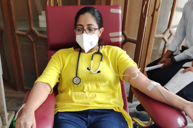 Many junior doctors of RIMS donated blood in ranchi