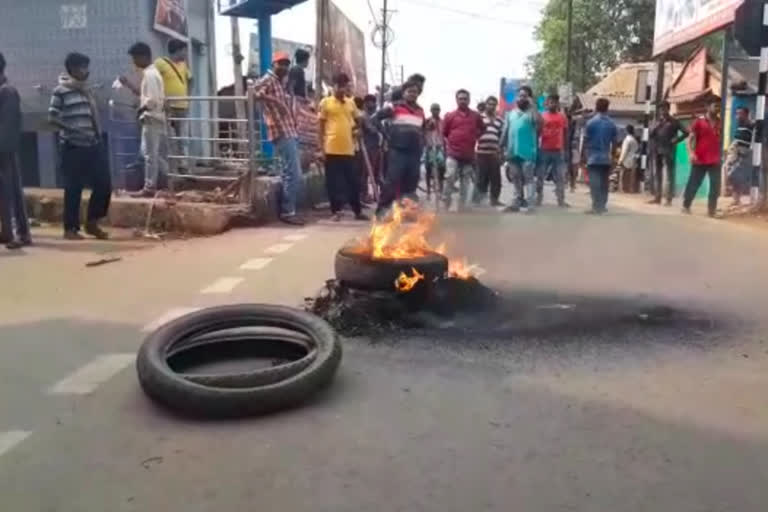 খানাকুলে বিজেপি কর্মীদের মারধরের ঘটনায় অভিযুক্ত তৃণমূল , রাস্তায় টায়ার জ্বালিয়ে পথ অবরোধ বিজেপির