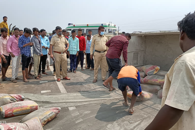 Two died, Two died in Cement vehicle overturns, Two died in Cement vehicle overturns at Muddebihal, Muddebihal road accident, Muddebihal road accident news, ಇಬ್ಬರು ಸಾವು, ಸಿಮೆಂಟ್​ ವಾಹನ ಪಲ್ಟಿಯಾಗಿ ಇಬ್ಬರು ಸಾವು, ಮುದ್ದೇಬಿಹಾಳದಲ್ಲಿ ಸಿಮೆಂಟ್​ ವಾಹನ ಪಲ್ಟಿಯಾಗಿ ಇಬ್ಬರು ಸಾವು, ಮುದ್ದೇಬಿಹಾಳ ರಸ್ತೆ ಅಪಘಾತ, ಮುದ್ದೇಬಿಹಾಳ ರಸ್ತೆ ಅಪಘಾತ ಸುದ್ದಿ,