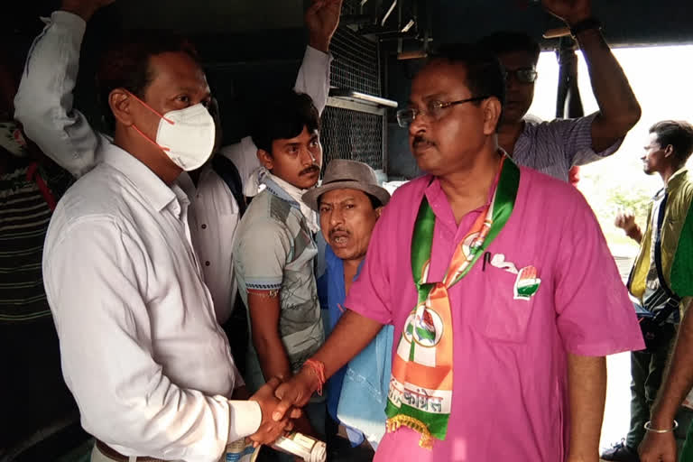 bengal election 2021_wb_n24_01_local train vote campaign by cong candidate_vis_still_raju_10009