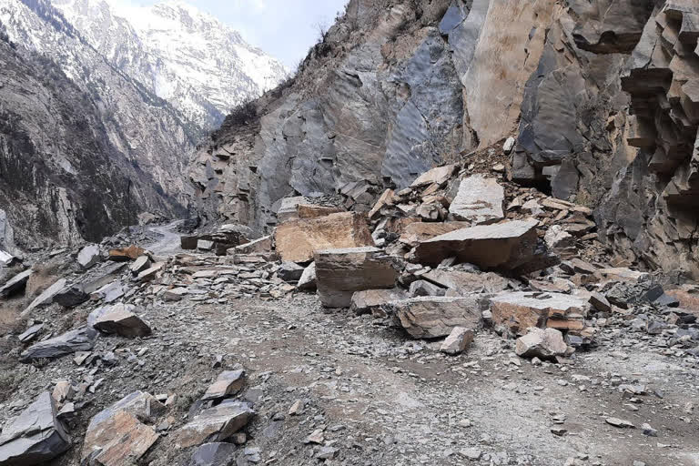 kullu-roads-bloced-due-to-landslide