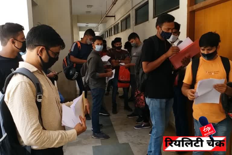 social distancing violated in Collectorate campus in Ranchi