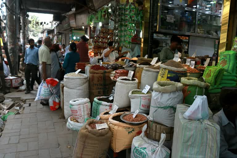 Rise in prices of pulses  rising petrol prices  kitchen budgets in pandemic  edible oil prices  സാധാരണക്കാരനെ വലച്ച് ഭക്ഷ്യവസ്തുക്കളുടെ വിലവർധനവ്  ഭക്ഷ്യവസ്തുക്കളുടെ വിലവർധനവ്  വിലവർധനവ്  ഉപഭോക്തൃകാര്യ വകുപ്പ്  ഉപഭോക്തൃകാര്യ വകുപ്പ് സെക്രട്ടറി ലീന നന്ദൻ  സെൻട്രൽ ഓർഗനൈസേഷൻ ഫോർ ഓയിൽ ഇൻഡസ്ട്രി ആൻഡ് ട്രേഡ്