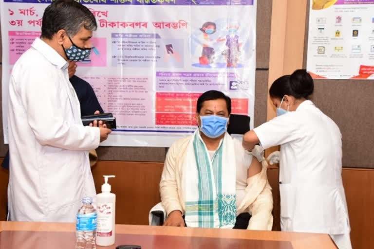 Assam CM gets Covid-19 jab, urges others to get vaccinated  Assam CM gets Covid-19 jab  Assam CM vaccinated  Covid-19 jab to Assam CM  കൊവിഡ്-19 വാക്‌സിൻ സ്വീകരിച്ച് അസം മുഖ്യമന്ത്രി  അസം മുഖ്യമന്ത്രി വാക്‌സിൻ സ്വീകരിച്ചു  അസം മുഖ്യമന്ത്രി സർബാനന്ദ സോനോവാൾ  സർബാനന്ദ സോനോവാൾ  സർബാനന്ദ സോനോവാൾ വാക്‌സിൻ സ്വീകരിച്ചു  വാക്‌സിൻ  വാക്സിനേഷൻ  vaccine  vaccinated  covid-19  കൊവിഡ്-19