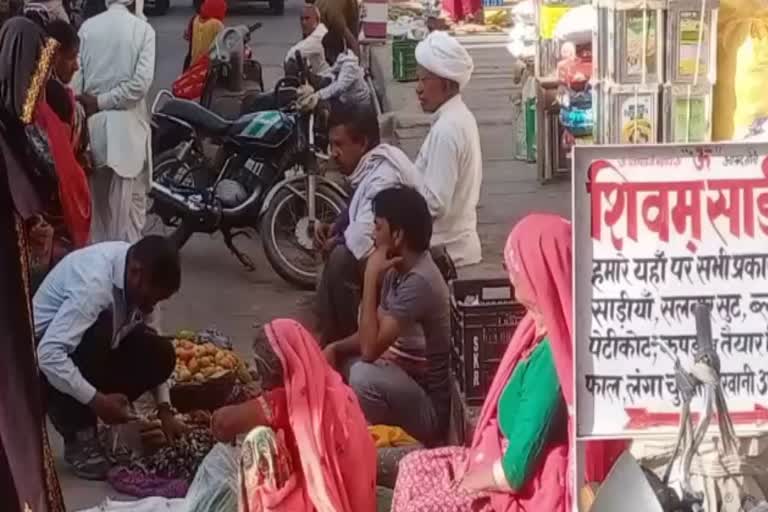 बिना मास्क घूम रहे लोग, Negligence in Amber's vegetable market