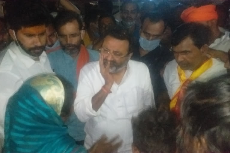 Nishikant Dubey meets Dalit family in jamtara