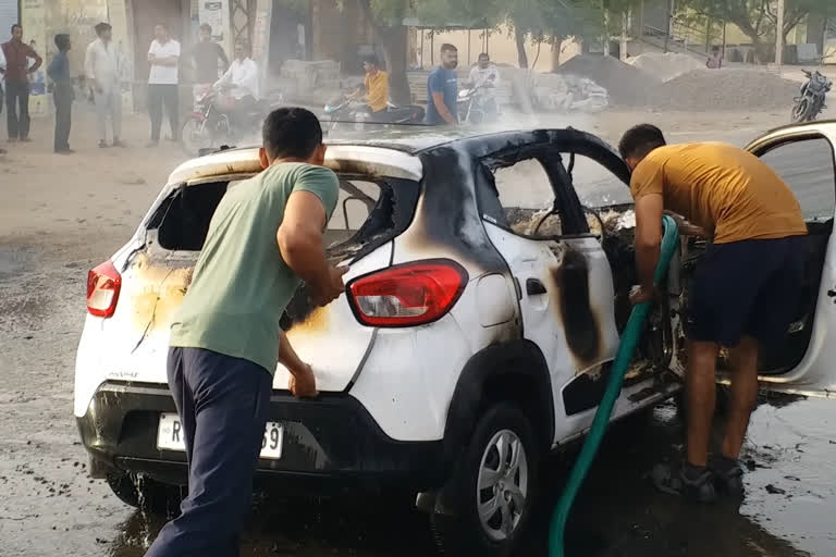 चलती कार में आग लगने से आफरा तफरी, fire due to fire in a moving car