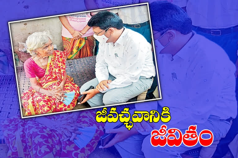 dgp mahender reddy helped to old woman