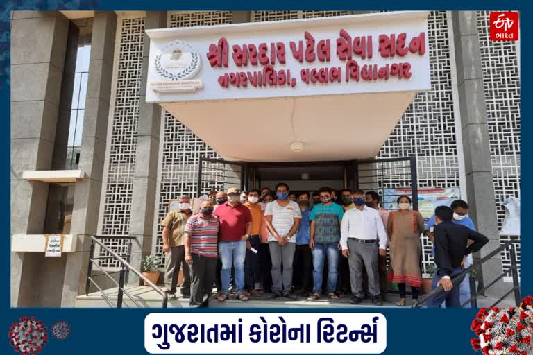 વિદ્યાનગરમાં બંધના નિર્ણયને પરત ખેંચવા વેપારીઓ દ્વારા આવેદન