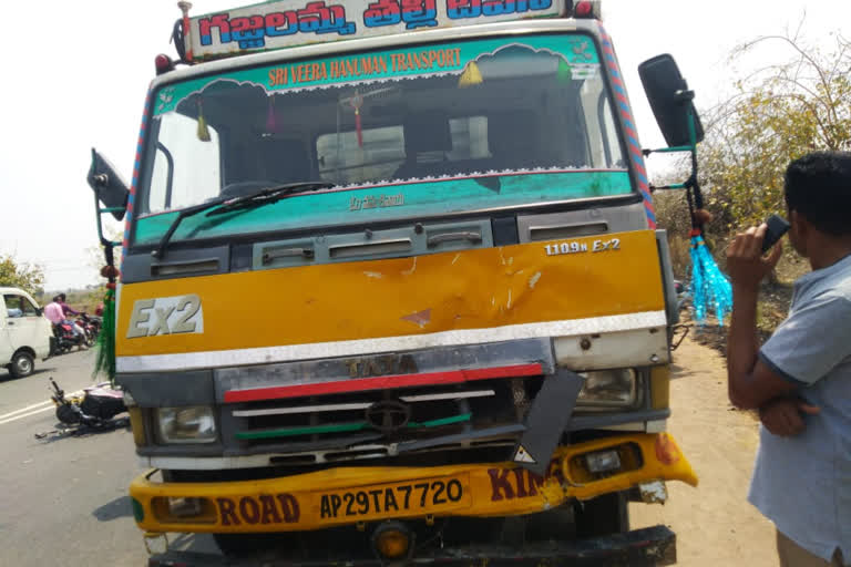 Three killed, Three killed in road accident, Three killed in road accident at Bellary, Bellary road accident, Bellary road accident news, ಮೂವರು ಸಾವು, ರಸ್ತೆ ಅಪಘಾತದಲ್ಲಿ ಮೂವರು ಸಾವು, ಬಳ್ಳಾರಿ ರಸ್ತೆ ಅಪಘಾತದಲ್ಲಿ ಮೂವರು ಸಾವು, ಬಳ್ಳಾರಿ ರಸ್ತೆ ಅಪಘಾತ, ಬಳ್ಳಾರಿ ರಸ್ತೆ ಅಪಘಾತ ಸುದ್ದಿ,