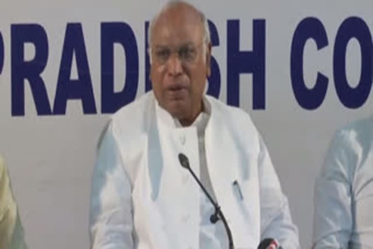 Kharge urges PM to take initiative of resolving farmers' agitation  mallikarjun garge  narendra modi  new delhi  covid vaccination  guru tej bahadur  കർഷകരുടെ പ്രശ്‌നങ്ങൾക്ക് പ്രധാനമന്ത്രി പരിഹാരമുണ്ടാക്കണം : മല്ലികാർജുൻ ഖാർഗെ  മല്ലികാർജുൻ ഖാർഗെ  നരേന്ദ്ര മോദി  ഗുരു തേജ് ബഹാദൂർ  കൊവിഡ്  വാക്സിനേഷന്‍  ന്യൂഡൽഹി