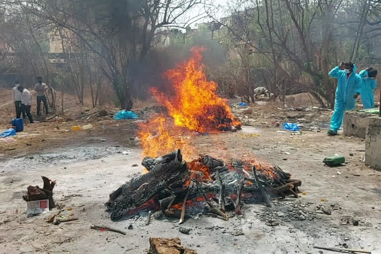 मृत्यु के बाद सम्मानजनक अंतिम संस्कार भी नहीं मिल रहा कोरोना पीड़ितों को