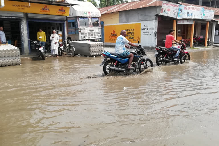 এজাক বৰষুণতে বানত ডুবিল কলগাছিয়াৰ ব্যস্ত পথ