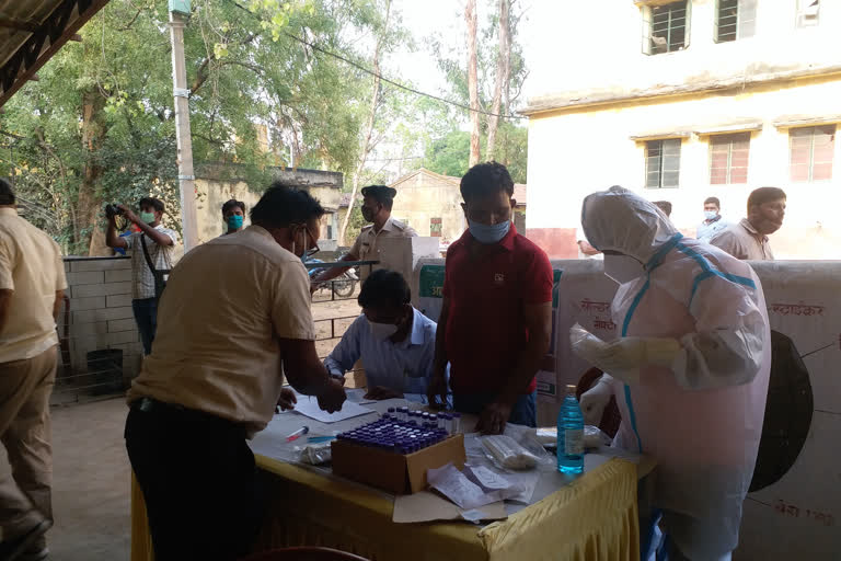 people were kept in sensitization camp for not wearing masks in dhanbad